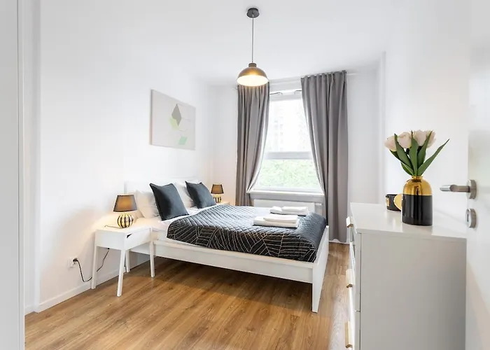 Urban Chic - Rondo Onz - Luxury Warsaw Stays - 2 Bedrooms - Pereca Street